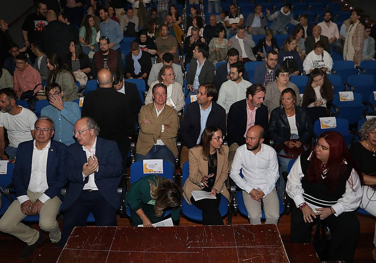 Público y representantes institucionales, con la presidenta del Consejo de la Juventud de Castilla y León en primera fila conversando con el alcalde de Villamuriel.