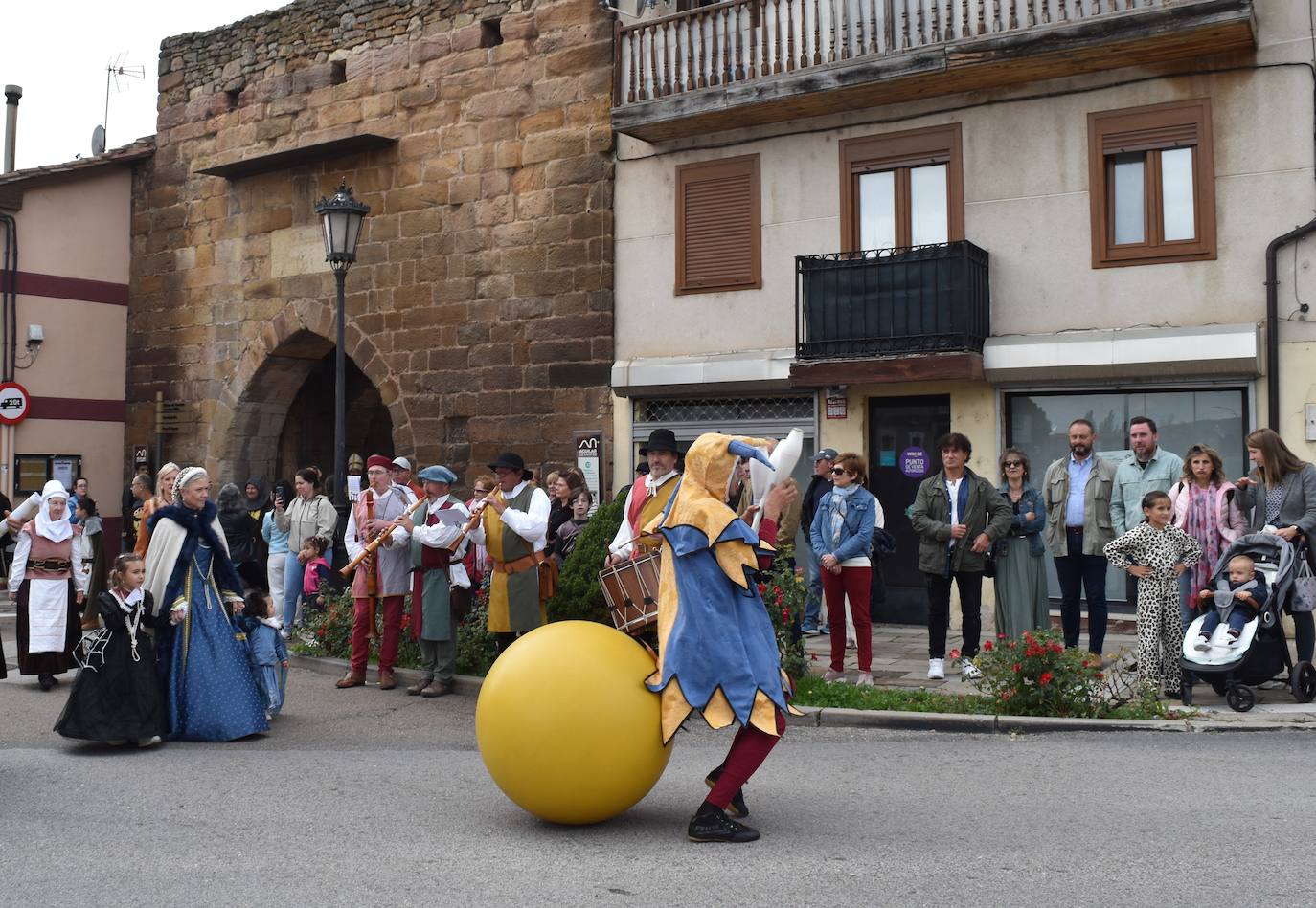 Aguilar se viste de fiesta para recibir al emperador Carlos V