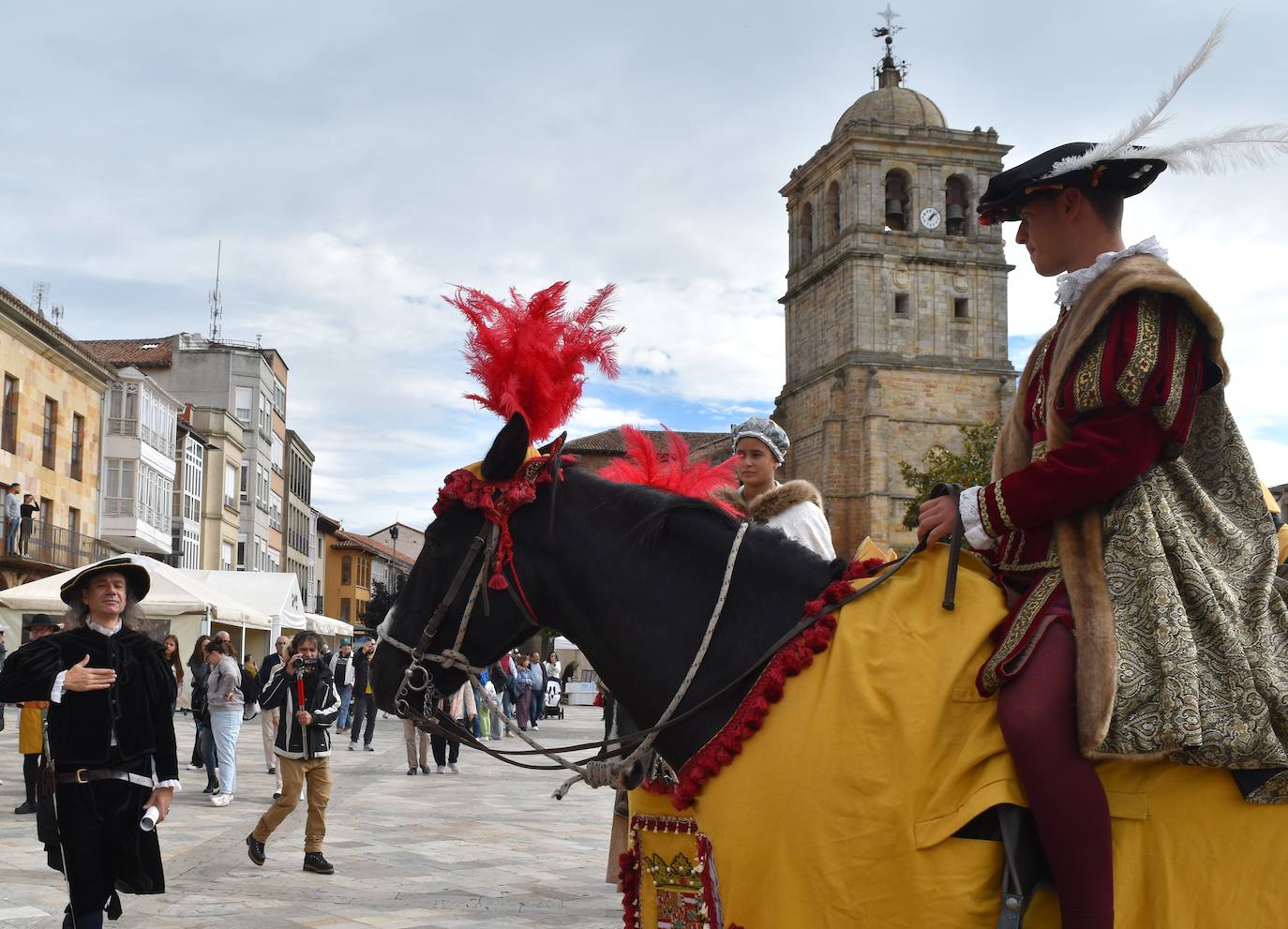 Aguilar se viste de fiesta para recibir al emperador Carlos V