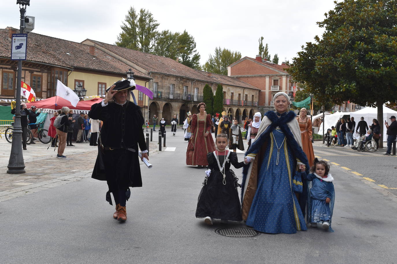 Aguilar se viste de fiesta para recibir al emperador Carlos V