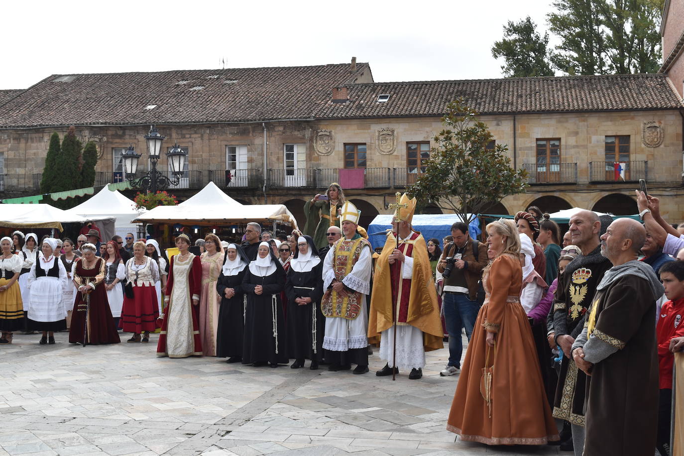 Aguilar se viste de fiesta para recibir al emperador Carlos V