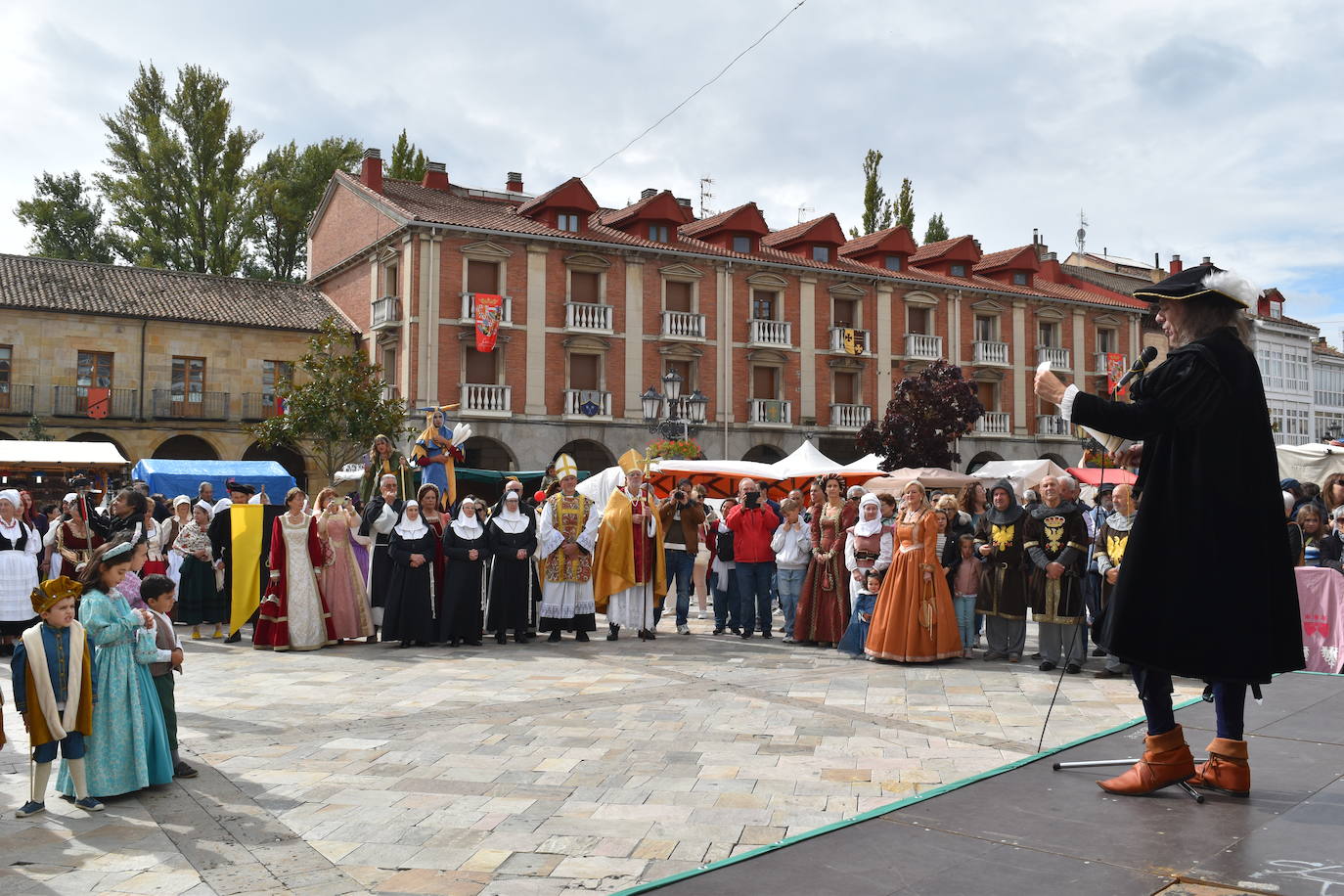 Aguilar se viste de fiesta para recibir al emperador Carlos V