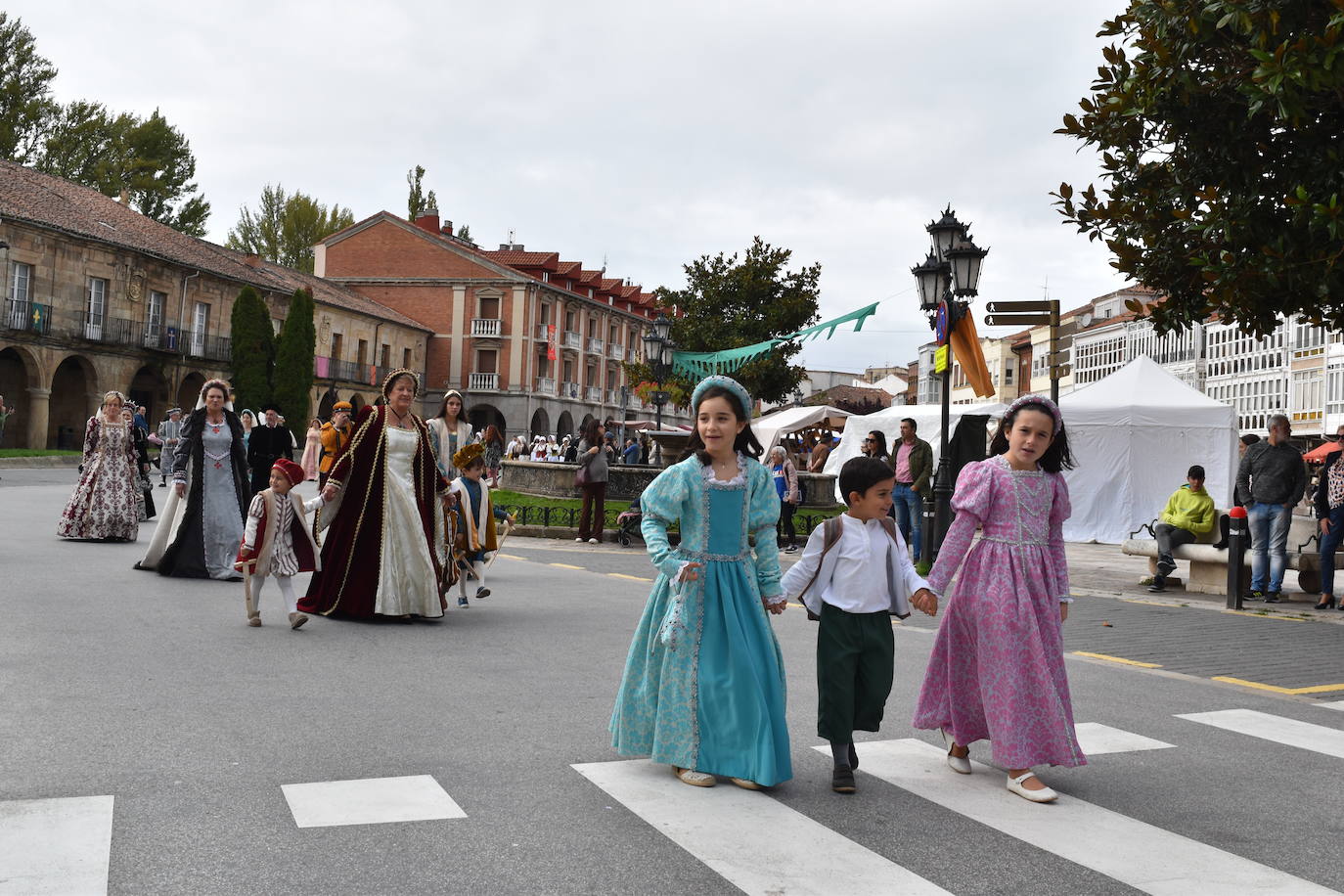 Aguilar se viste de fiesta para recibir al emperador Carlos V