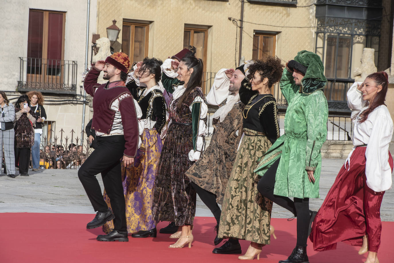 Fotografías del acto de proclamación de Isabel I como reina de Castilla