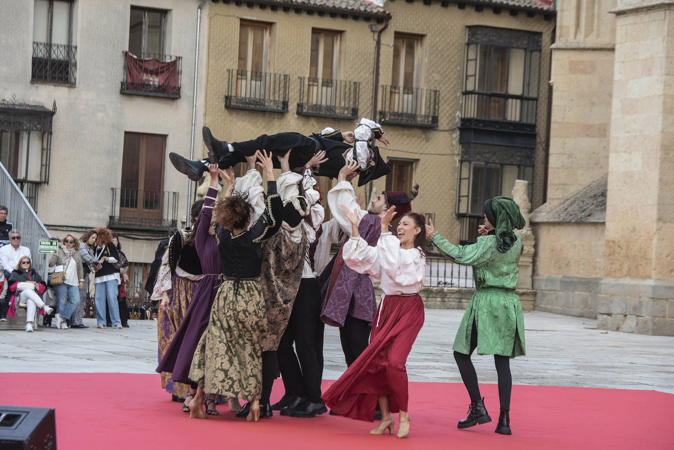 Fotografías del acto de proclamación de Isabel I como reina de Castilla