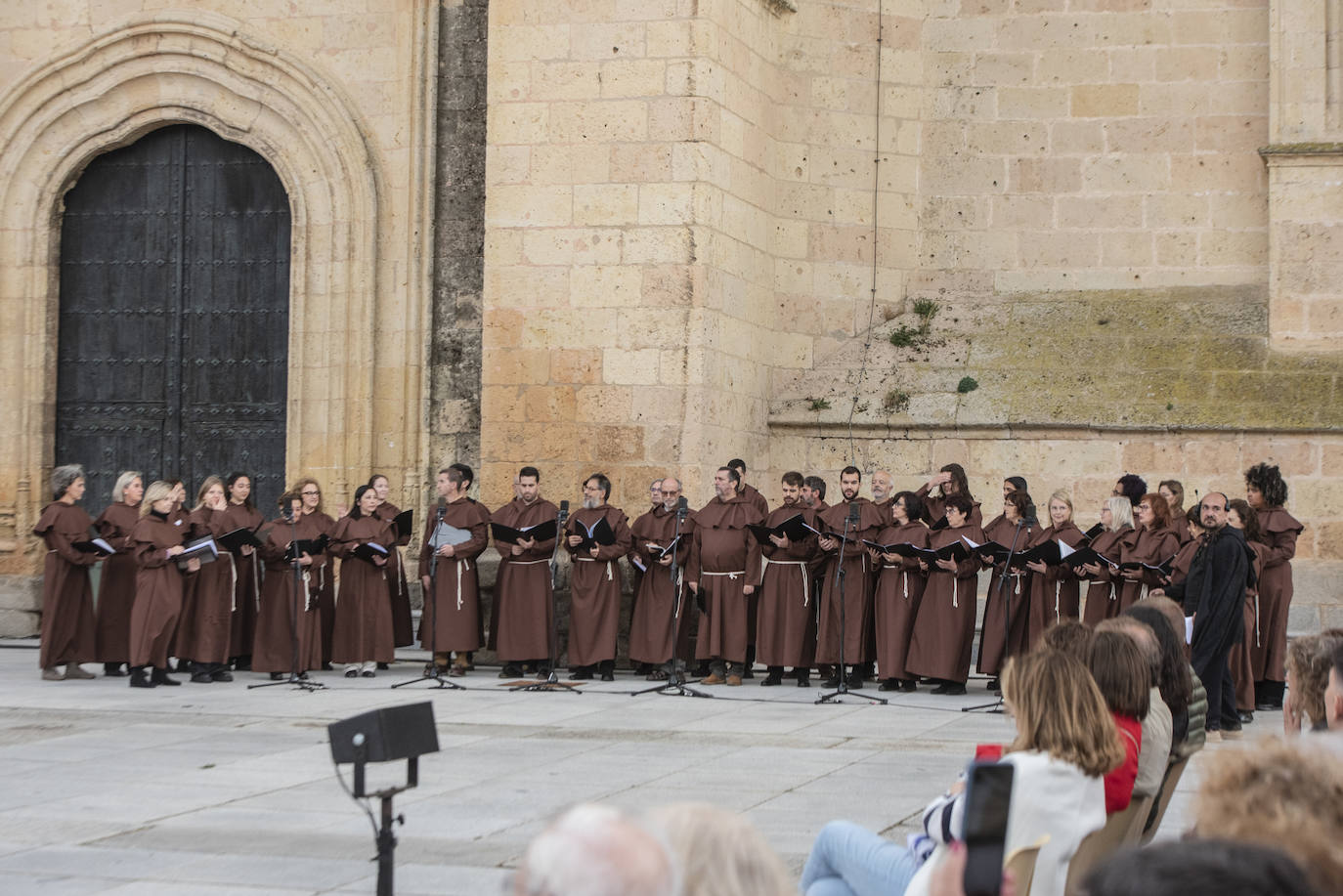 Fotografías del acto de proclamación de Isabel I como reina de Castilla