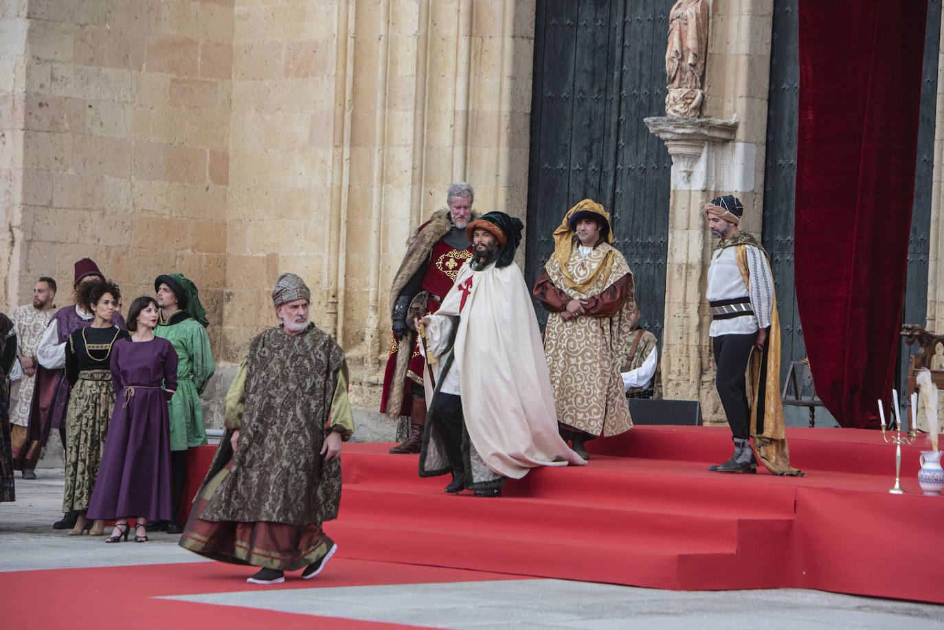 Fotografías del acto de proclamación de Isabel I como reina de Castilla