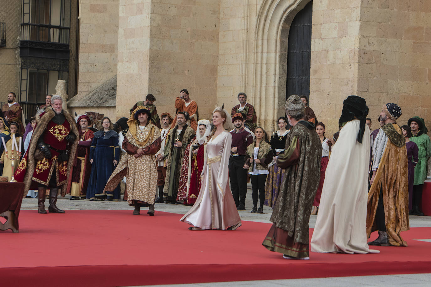 Fotografías del acto de proclamación de Isabel I como reina de Castilla