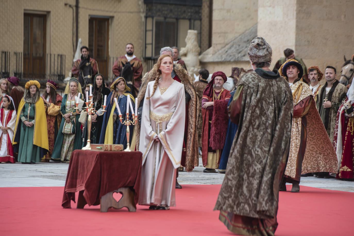 Fotografías del acto de proclamación de Isabel I como reina de Castilla