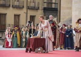 Momento de la recreacón en el que Isabel I se proclama reina de Castilla tras jurar su soberanía.