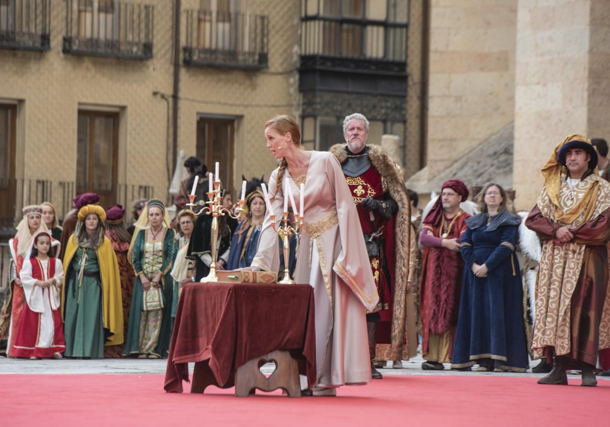 Momento de la recreacón en el que Isabel I se proclama reina de Castilla tras jurar su soberanía.