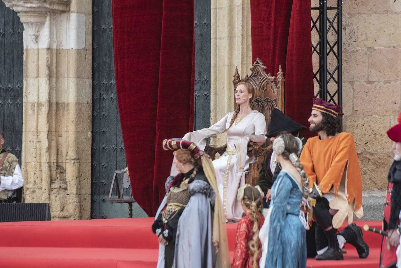 Fotografías del acto de proclamación de Isabel I como reina de Castilla