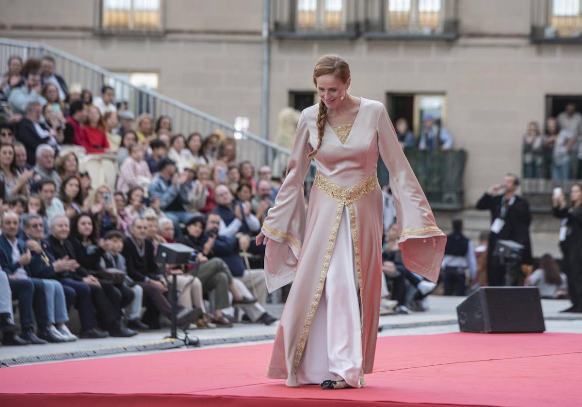 Fotografías del acto de proclamación de Isabel I como reina de Castilla