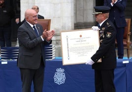 El alcalde entrega al jefe superior, Juan Carlos Hernández, el pergamino que acredita la medalla de oro concedida a la Policía Nacional.