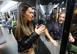 Lucía Salgado informa al chófer del bus búho del lugar en el que quiere bajar en La Rondilla.