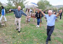 Vecinos y visitantes danzan a las patronas.