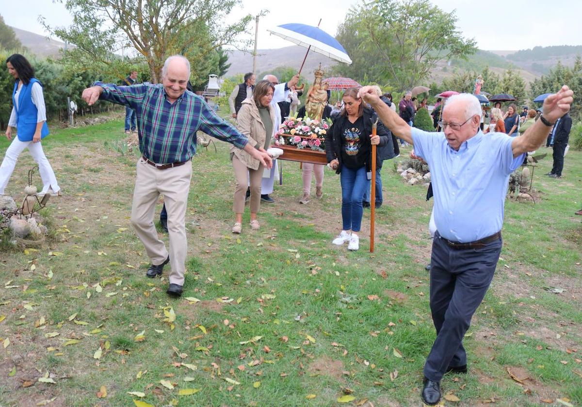 Vecinos y visitantes danzan a las patronas.