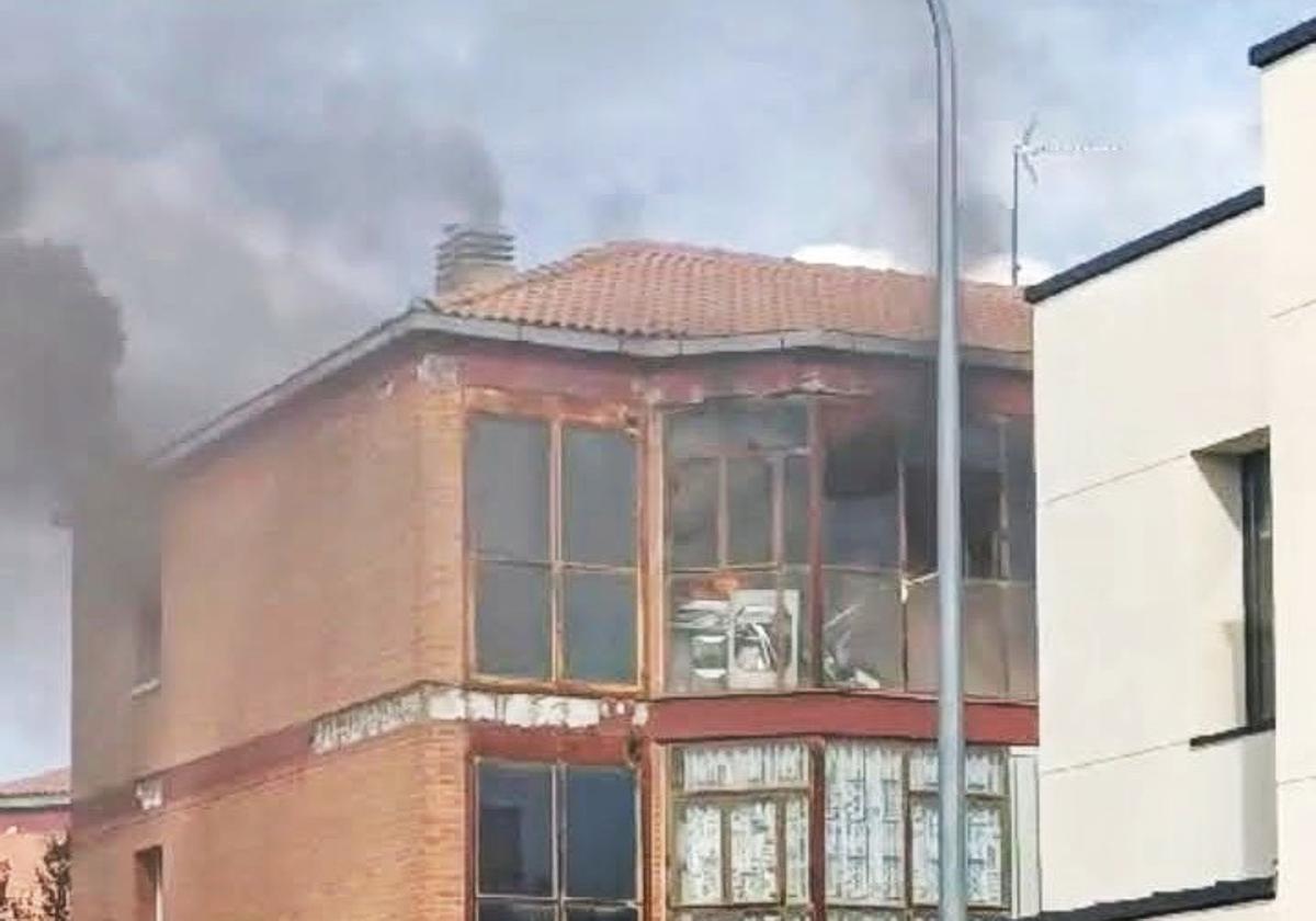 Llamas y humo salen por las ventanas de la vivienda.