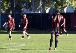 Un jugador del Laguna se lamenta sobre el césped.