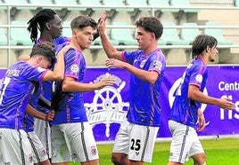 Los jugadores del Palencia CF festejan el gol de la victoria.