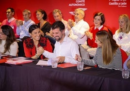 Luis Tudanca, entre Ana Sánchez y Virginia Barcones durante la celebración del Comité Ejecutivo el pasado jueves.