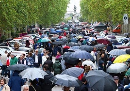 El Paseo Central del Campo Grande, atestado de curiosos y coches.