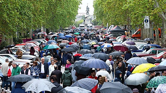 El Valladolid Motor Vintage y los amantes del coche clásico vencen a la lluvia