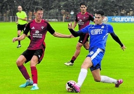 Amado intenta superar a un rival en el partido entre Becerril y Mirandés B.