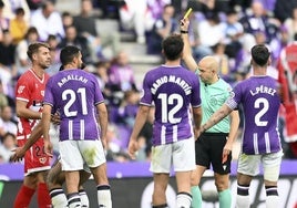 González Fuertes muestra una amarilla durante el Real Valladolid-Rayo Vallecano de este sábado.