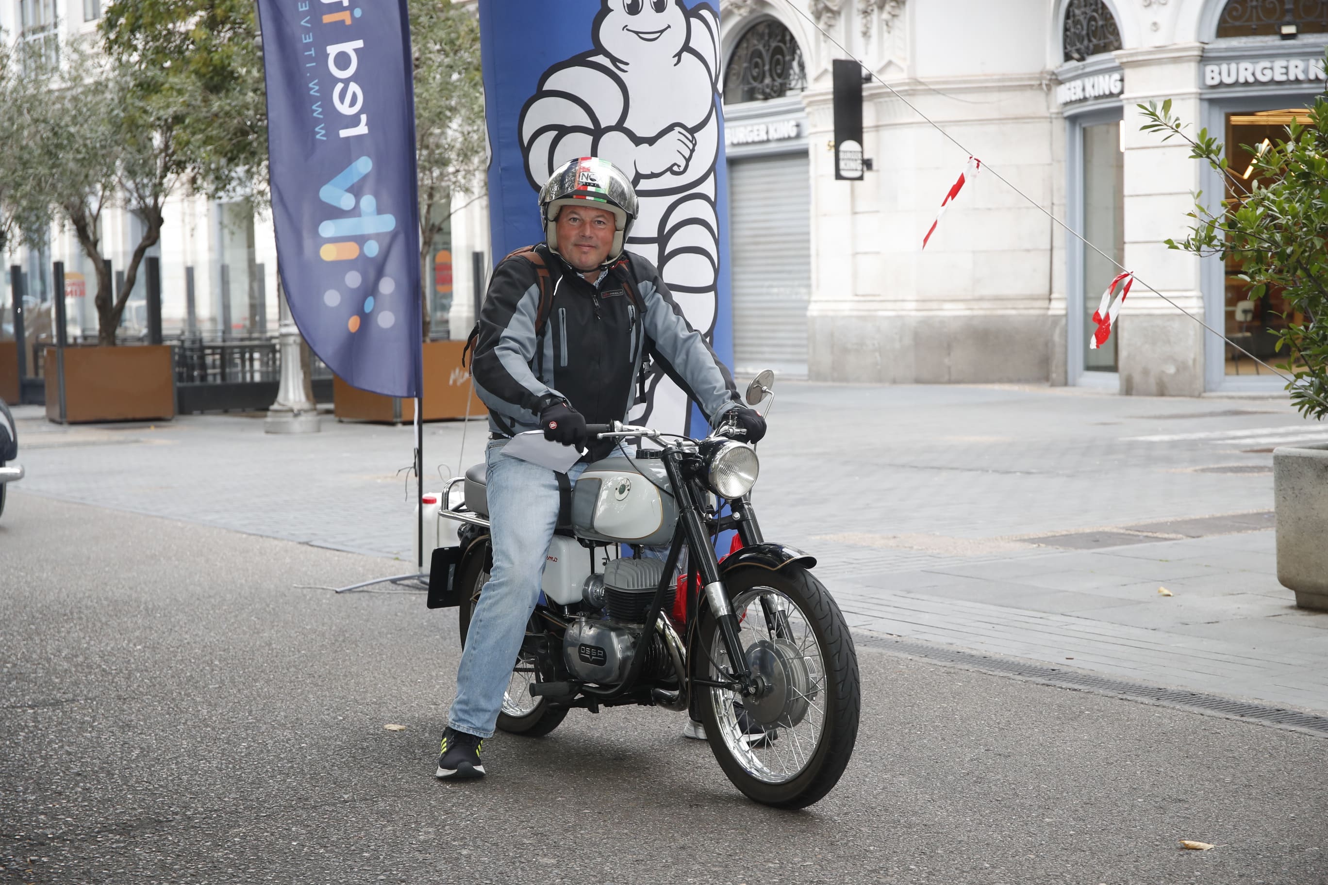 Búscate entre los participantes en Valladolid Motor Vintage (1/9)