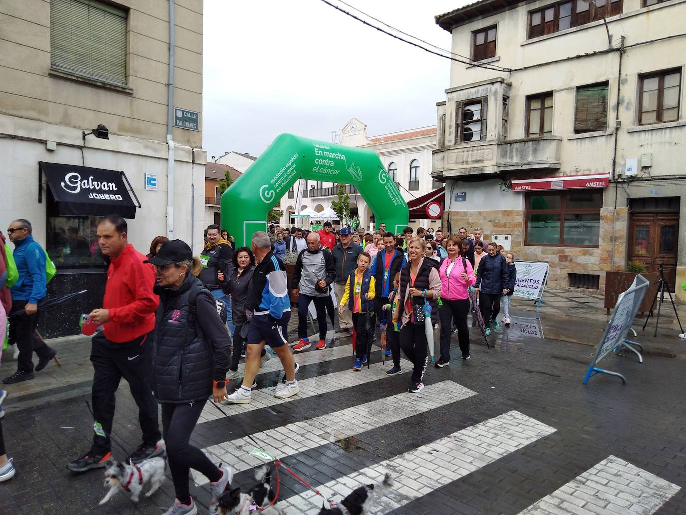 Los participantes, durante la marcha.