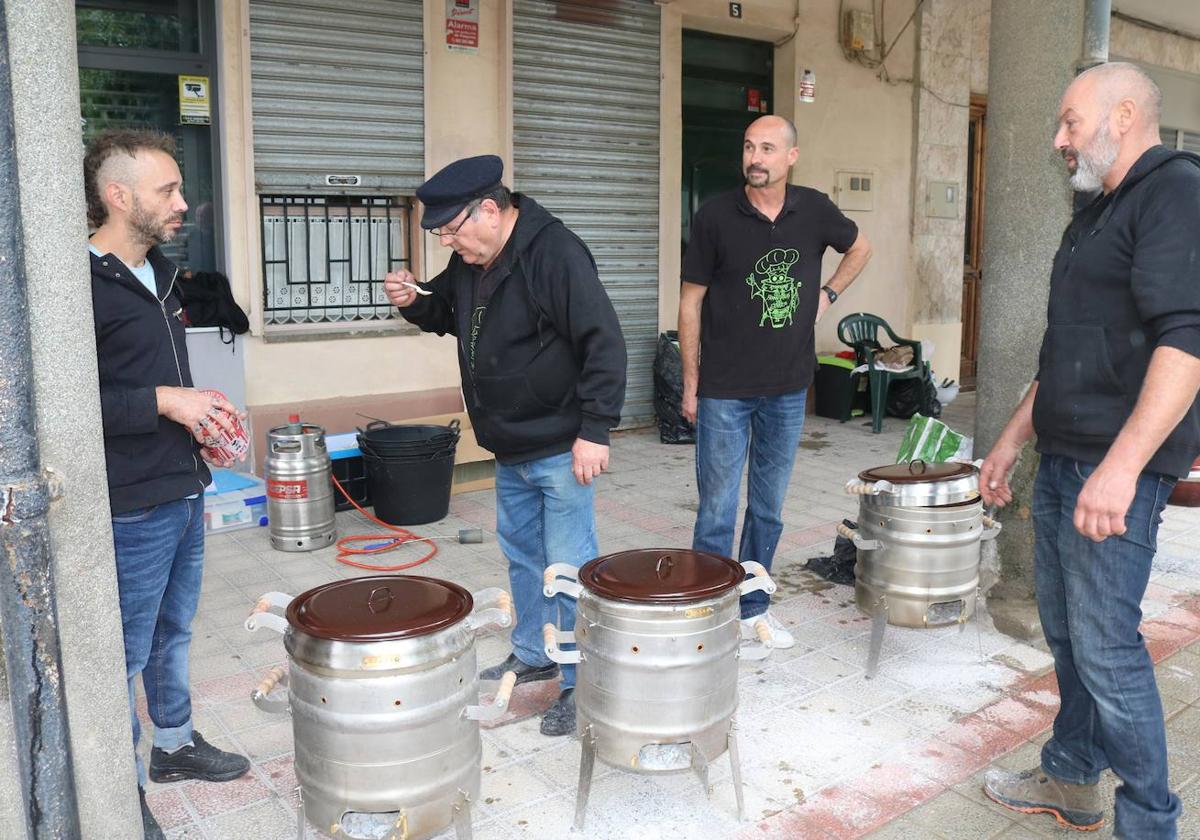 Preparación de las ollas ferroviarias, este domingo en Venta de Baños.