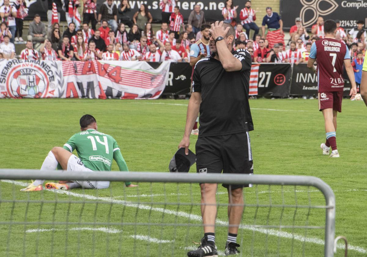 Ramsés se lamenta en la banda durante el partido ante el Zamora.