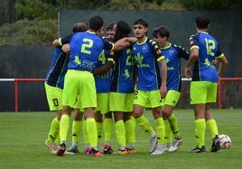 Los jugadores del Tordesillas celebran uno de los goles.