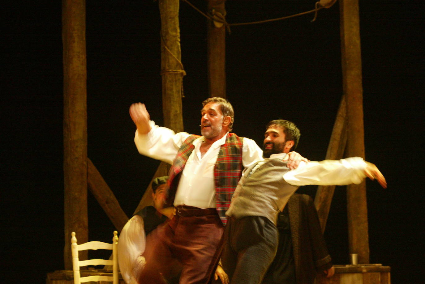 A la izquierda, Fabio Testi actuando en el musical «Zorba, el griego» en el teatro Jovellanos