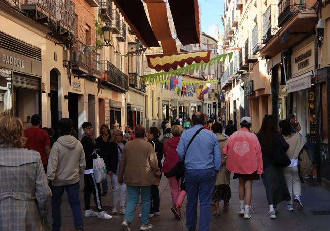 Turistas pasean por la Calle Real durante los actos conmemorativos de Isabel la Católica.