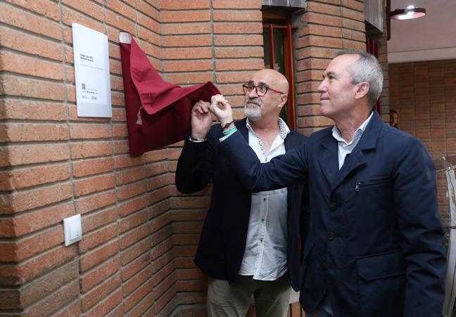 Ignacio Zarandona, concejal de Urbanismo y Manuel Vecino, presidente del Colegio de Arquitectos, descubren la placa Docomomo.