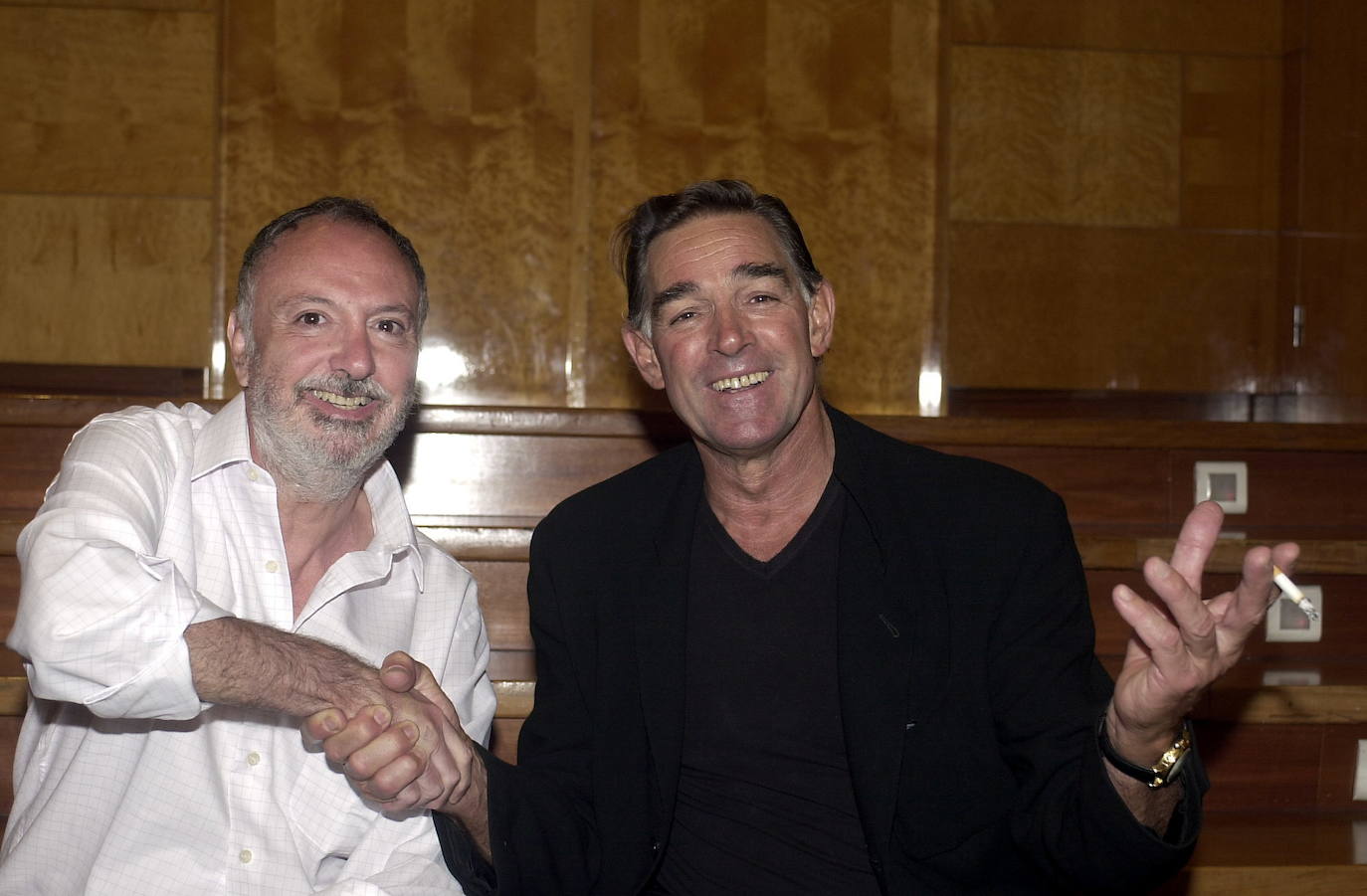 De izquierda a derecha: el director artístico Gustavo Tambaccio y Fabio Testi presentando en el año 2002 el musical «Zorba el griego» en Madrid