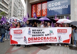 Concentración en la plaza de Madrid este lunes con motivo de la Jornada Mundial por el Trabajo Decente.