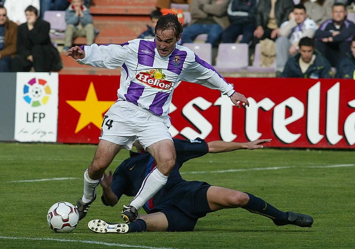 Imagen principal - Chema supera a su defensor, Fernando Sales regatea a Reiziger y Ronaldinho celebra el segundo gol del Barça antes de ser expulsado en el minuto 53