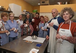 Voluntarias de Hermanas Hospitalarias de Palencia, junto a usuarios del centro durante un taller de pastelería.
