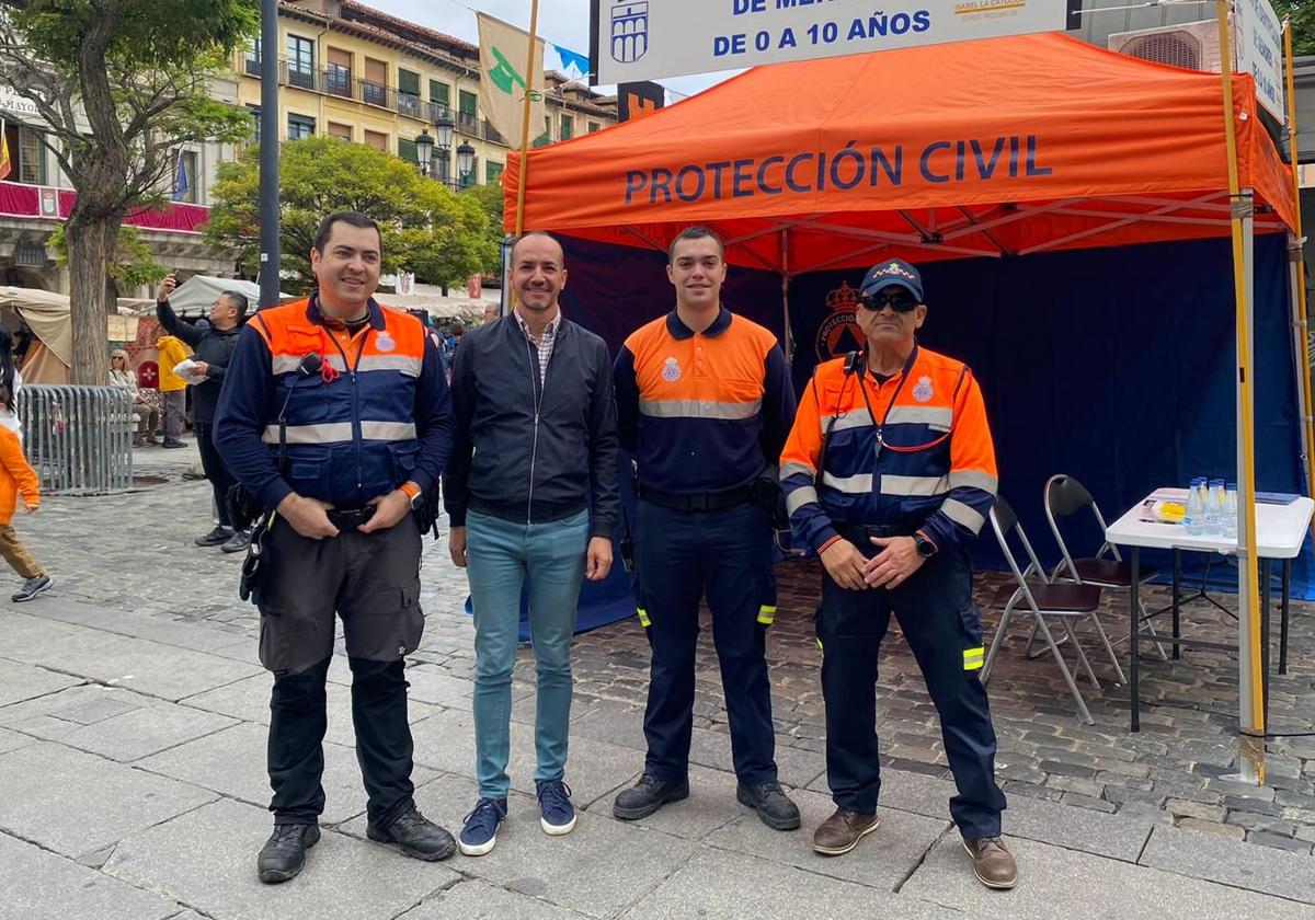 El concejal de Seguridad, César Martín, junto a voluntarios de Protección Civil.