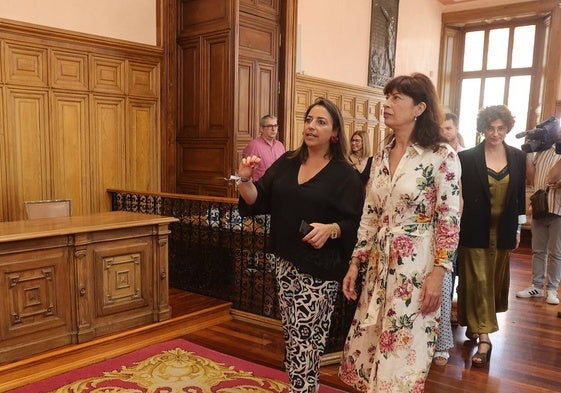 Miriam Andrés muestra el salón de plenos a Ana Redondo, durante la visita del mes pasado.