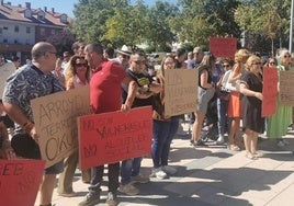 Manifestación de los vecinos contra la ocupación ilegal del bloque de Arroyo.