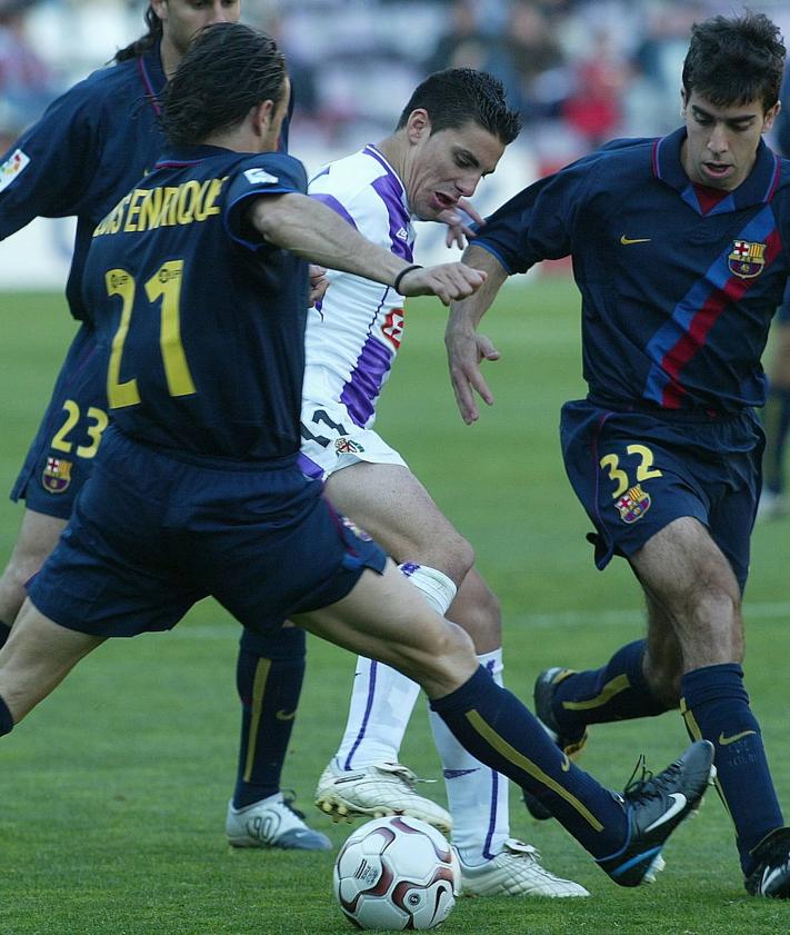 Imagen secundaria 2 - Luis Enrique controla bajo la presión de Alberto Marcos, 'Chino' Losada pelea por la posición con Phillip Cocu y Óscar intenta deshacerse de Luis Enrique, Oleguer y Thiago Motta