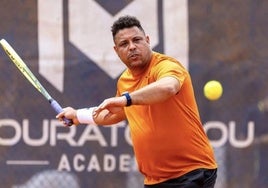 Ronaldo Nazário prueba su drive en la Academia de Tenis Mouratoglou.