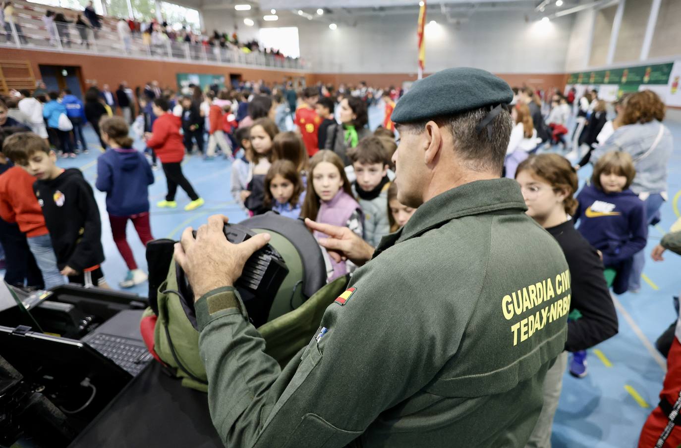 Las imágenes del izado de la bandera nacional en Arroyo de la Encomienda