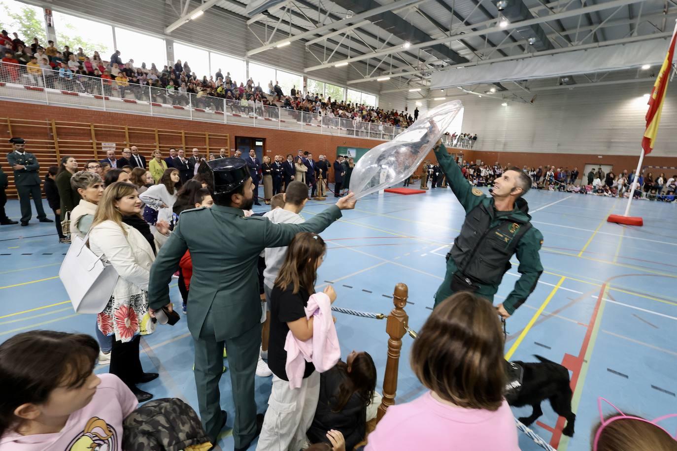 Las imágenes del izado de la bandera nacional en Arroyo de la Encomienda