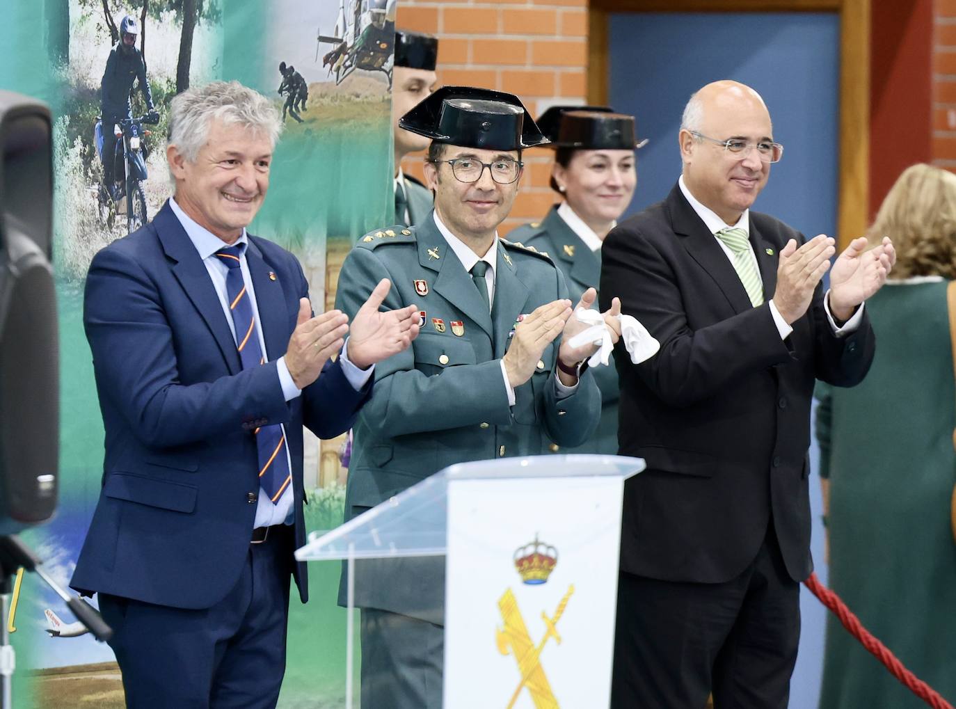 Las imágenes del izado de la bandera nacional en Arroyo de la Encomienda