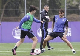 Speranza observa una acción entre Ortuño y Juric durante la sesión de este martes.